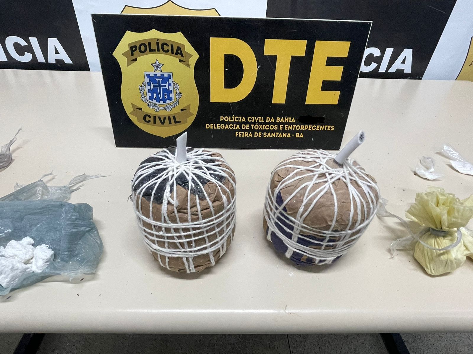 Granadas artesanais foram apreendidas em Feira de Santana por Divulgação/Polícia Civil