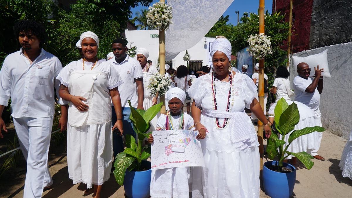 Participantes da caminhada pela paz