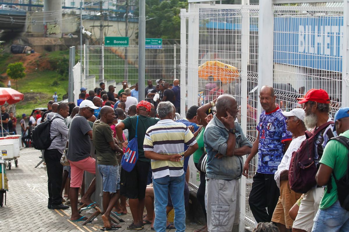 Torcedores fazem fila na Arena Fonte Nova