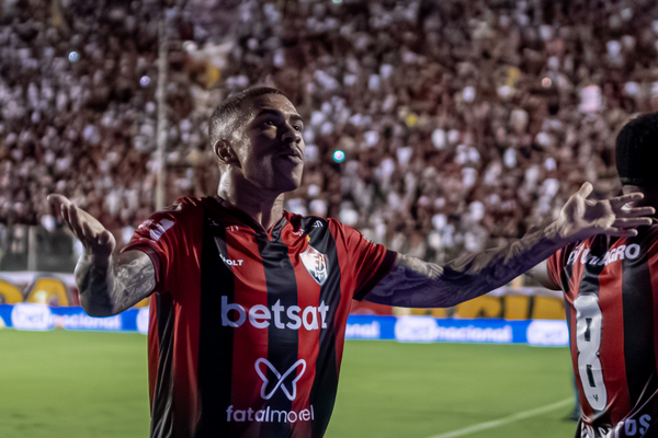 Lucas Esteves pede que torcida apoie o Vitória em partida contra o Vasco