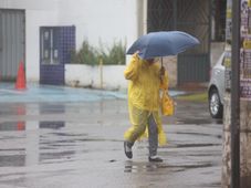 Imagem - Ventos e trovões: Salvador continua com tempo chuvoso neste domingo