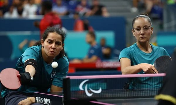 Cátia Oliveira e Joyce Oliveira avançam à semifinal e já garantem medalha nas duplas do tênis de mesa na Paralimpíada de Paris