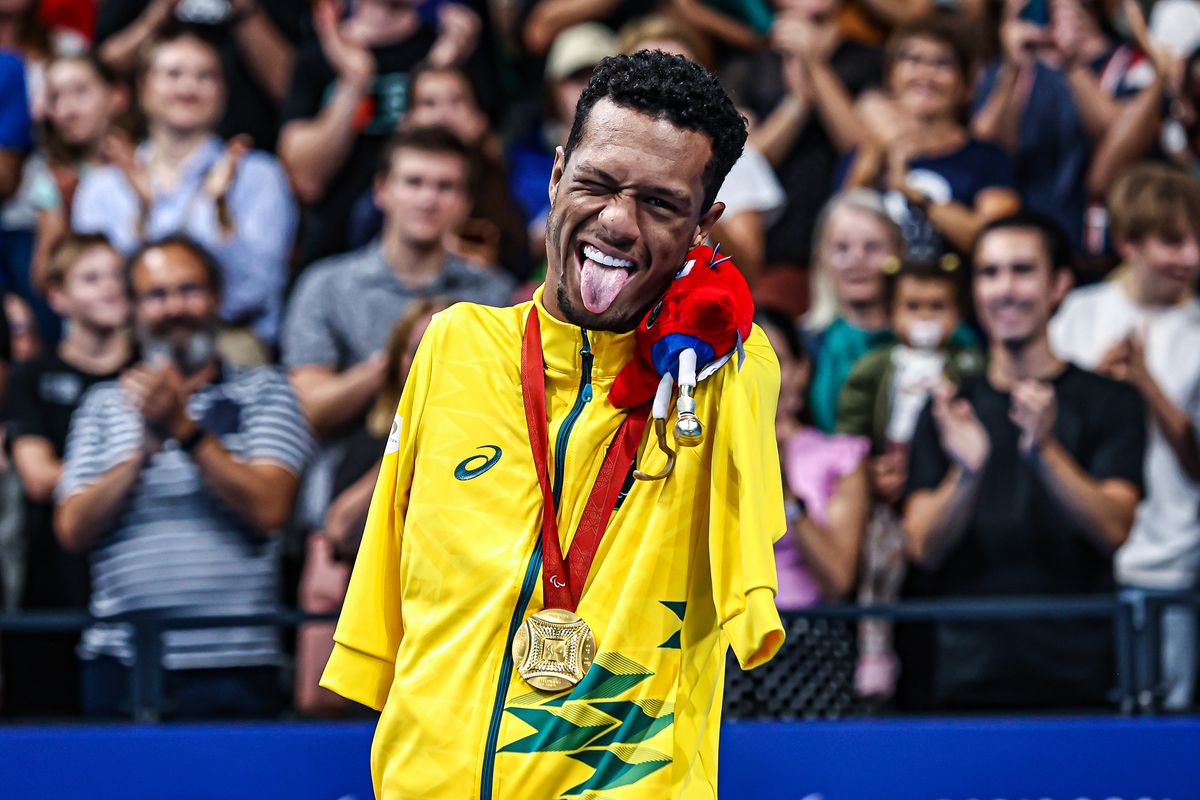 Gabrielzinho com a medalha de ouro durante cerimônia em Paris 