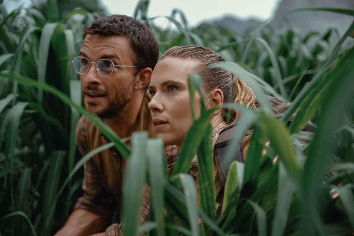 Jonathan Bailey e Scarlett Johansson