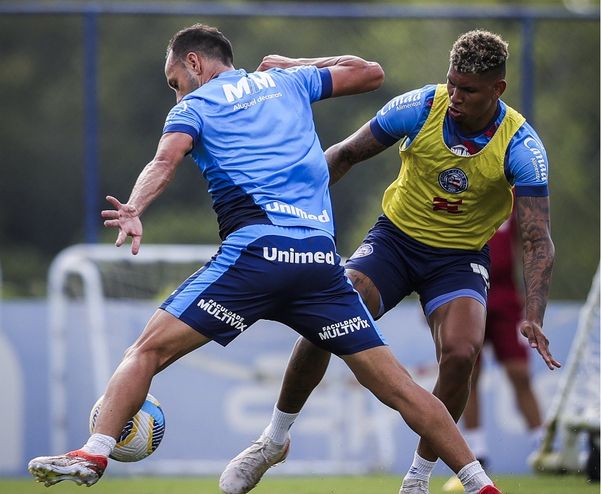 Marcos Victor disputa bola com Yago durante treino do Bahia