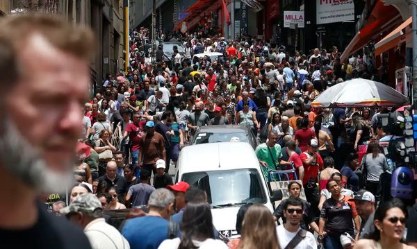 Movimento na Ladeira Porto Geral com a Rua 25 de Março