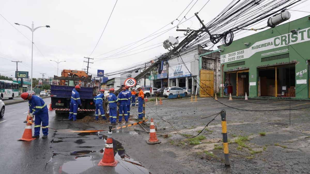 Técnicos trabalham para fazer a remoção de poste que foi atingido por caminhão na Avenida Barros Reis