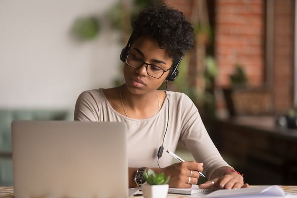 A modalidade de trabalho oferece inúmeros benefícios, como a possibilidade de organizar melhor a vida pessoal e profissional, sem as limitações tradicionais do horário de escritório