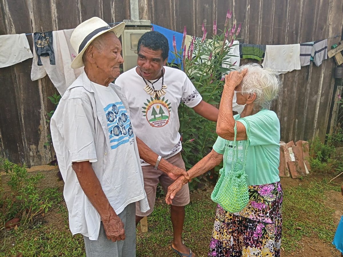 Cacique Babau (ao centro) junto com idosos na Serra do Padeiro, no Sul da Bahia