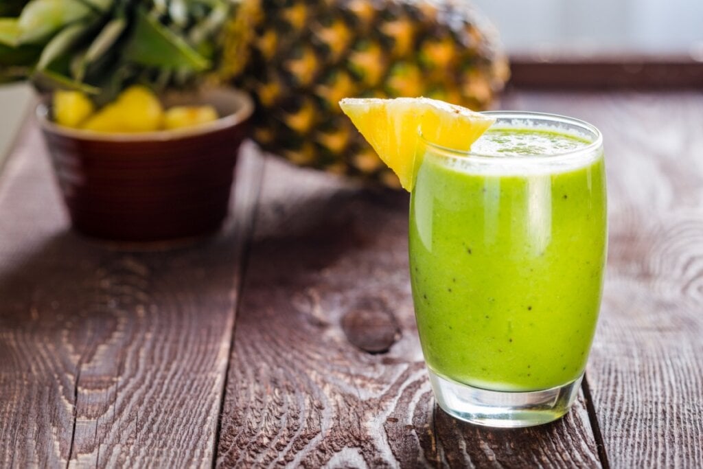 [Edicase]Suco de abacaxi com espinafre (Imagem: Ksenija Toyechkina | Shutterstock) por  