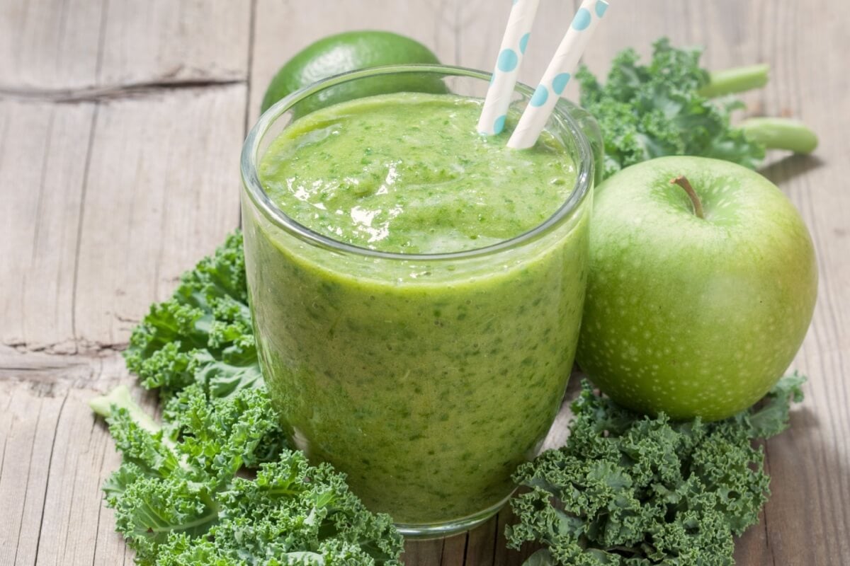 [Edicase]Suco de couve com limão (Imagem: Elena Shashkina | Shutterstock) por  