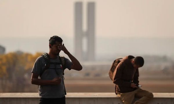 Brasília permanece encoberta por fumaça causada por incêndios florestais