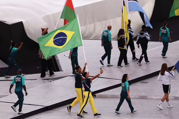 Ana Patrícia e Duda, porta-bandeiras do Brasil na cerimônia de encerramento das Olimpíadas de Paris