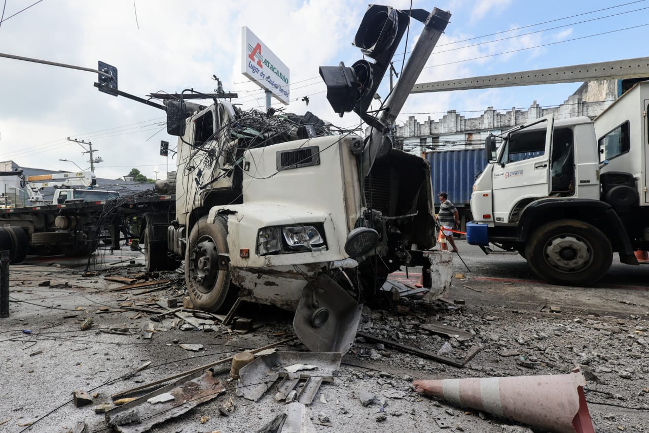 Drama in Cidade Baixa: Truck Crashes into Pole, Left Stranded on the Side of the Road