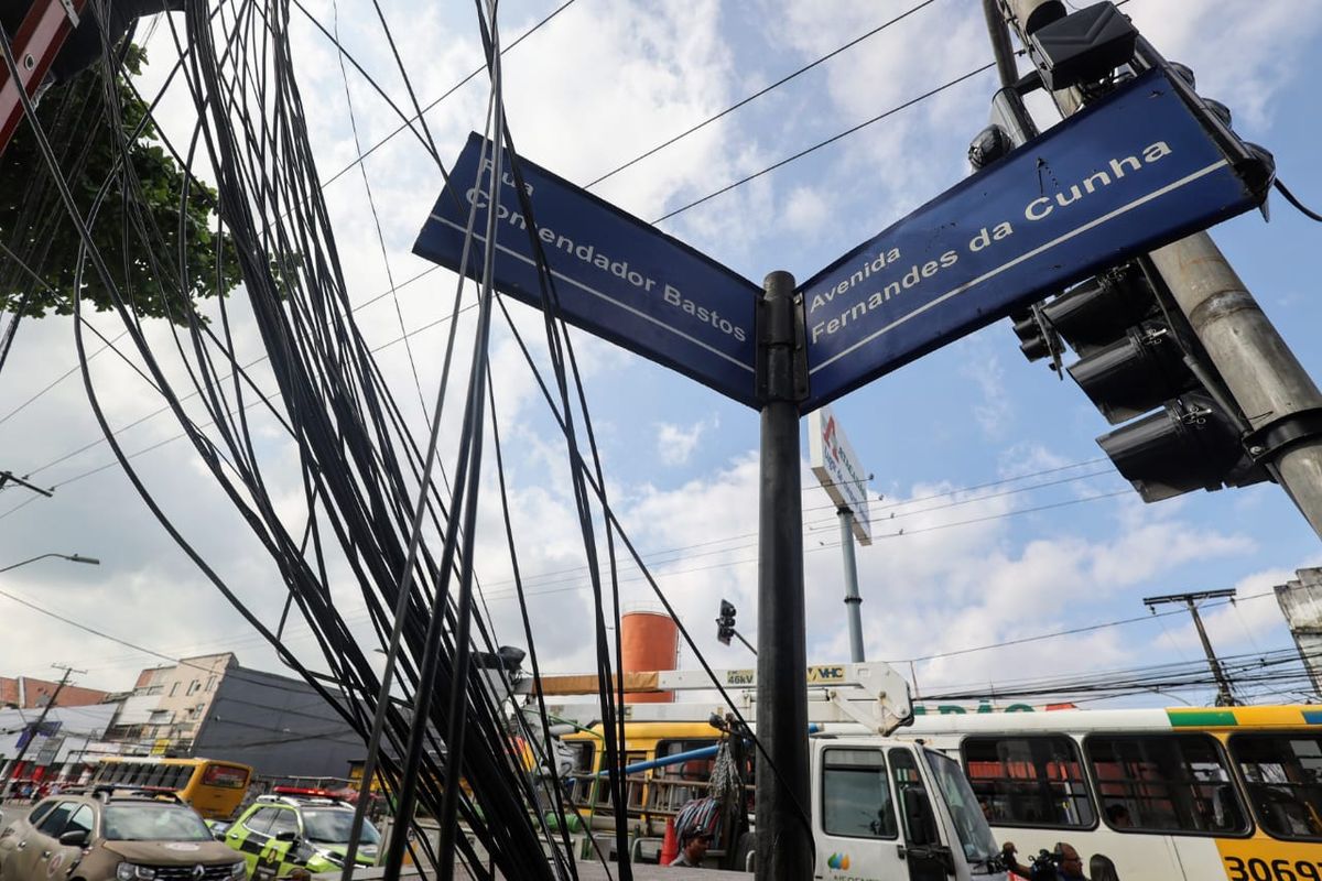 Carreta derruba poste em Largo dos Mares