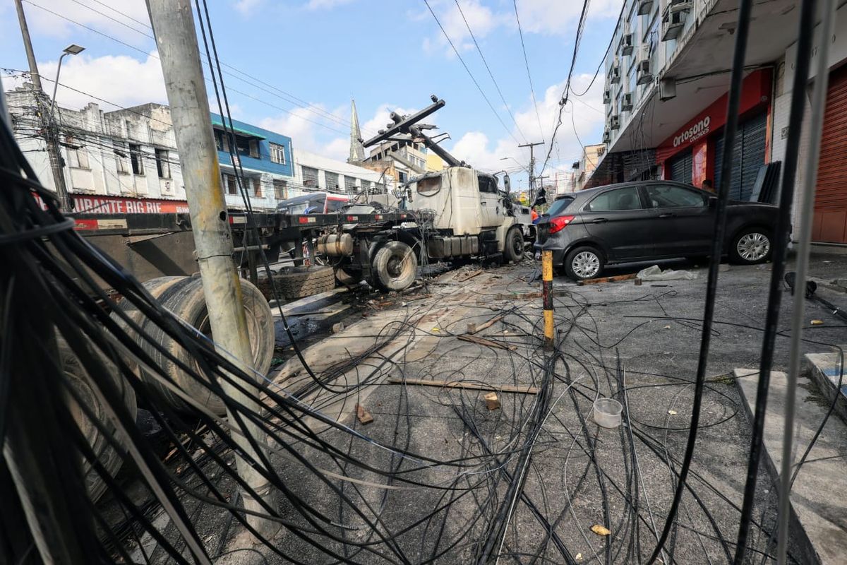 Carreta derruba poste em Largo dos Mares