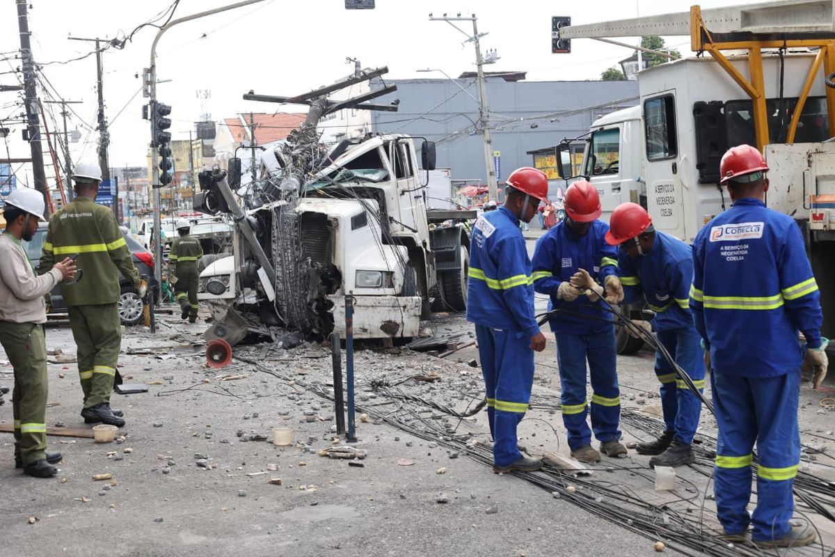 Carreta derruba poste em Largo dos Mares