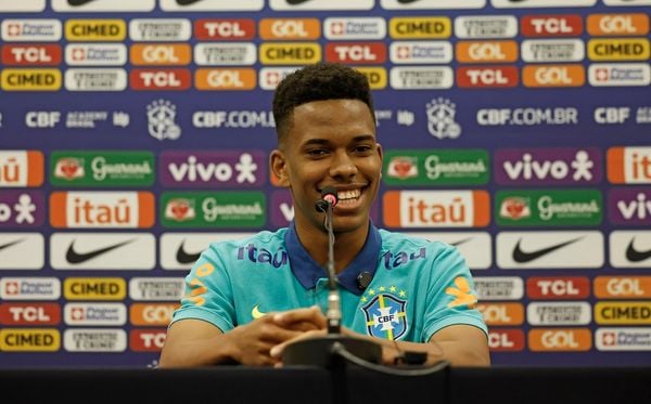 Estêvão durante entrevista coletiva da Seleção Brasileira