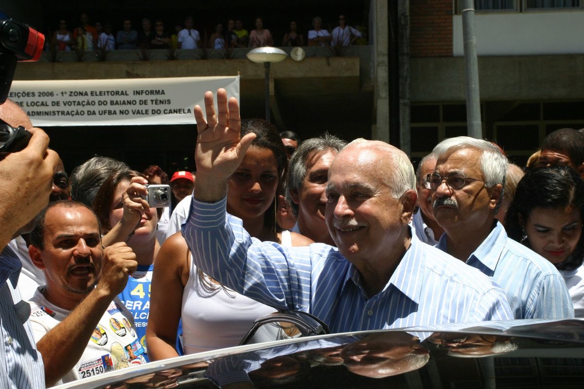 Senador indo votar na Ufba