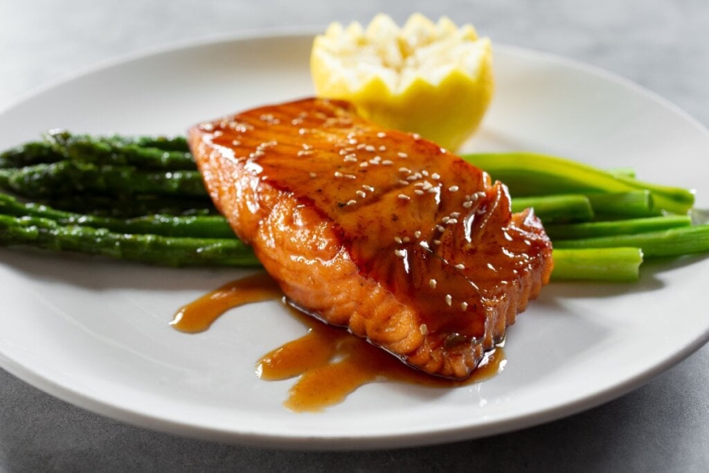 [Edicase]Salmão com molho teriyaki e aspargos (Imagem: The Image Party | Shutterstock) por  