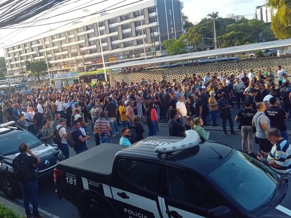 Imagem - Policiais rejeitam proposta do governo e realizam manifestação na Avenida ACM