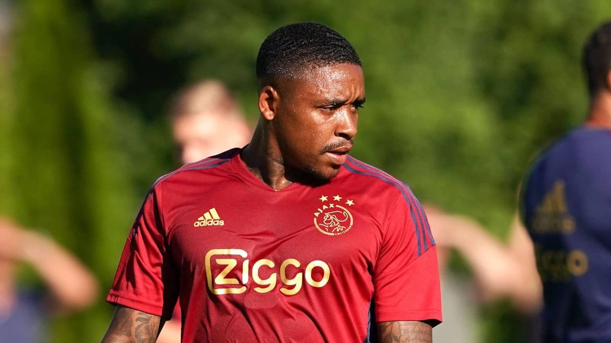 Atacante Steven Bergwijn durante treino do Ajax 