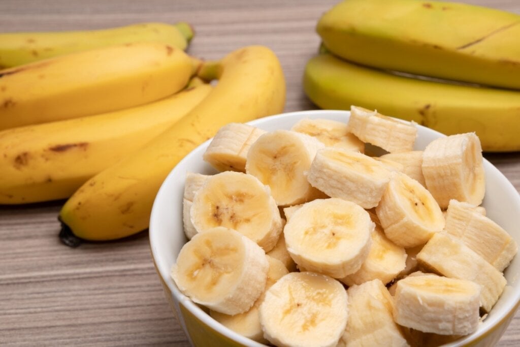 A banana é rica em potássio e magnésio, que ajudam a relaxar o corpo (Imagem: ImagensstockBR | Shutterstock) por  