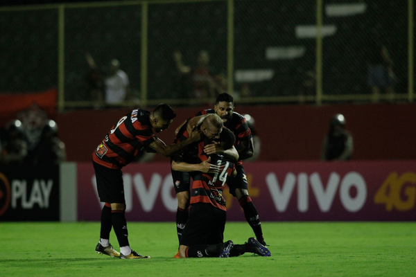 Zé Welison comemorando gol de empate contra o Atlético-GO