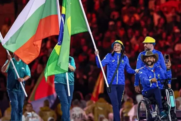 Carol Santiago e Fernando Rufino desfilam com bandeira do Brasil na cerimônia de encerramento das Paralimpíadas