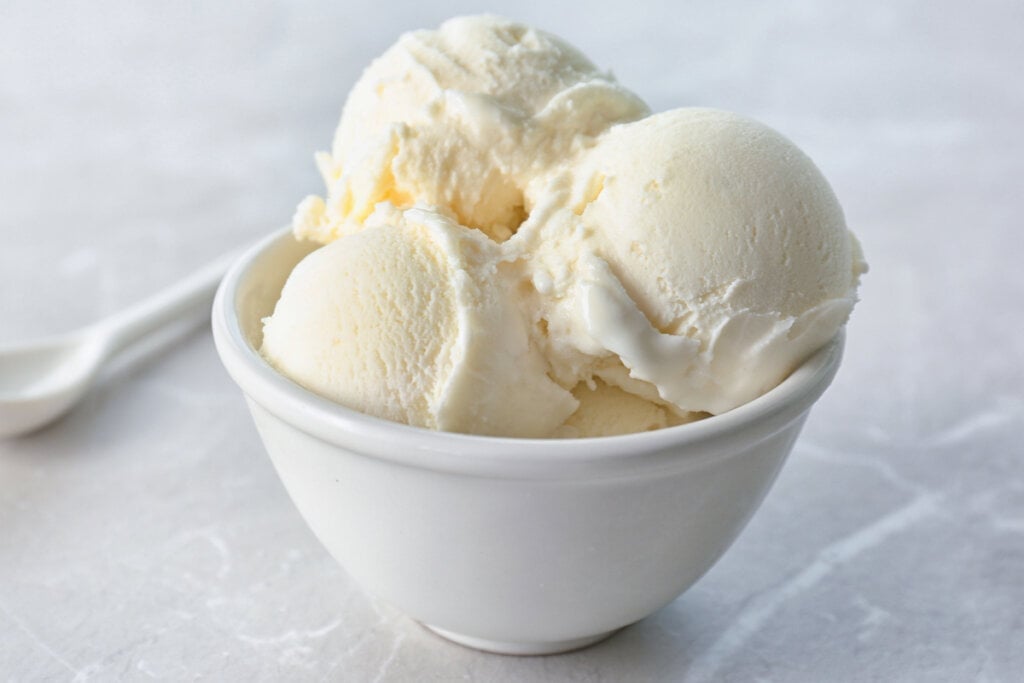 [Edicase]Sorvete de leite condensado (Imagem: New Africa | Shutterstock) por  