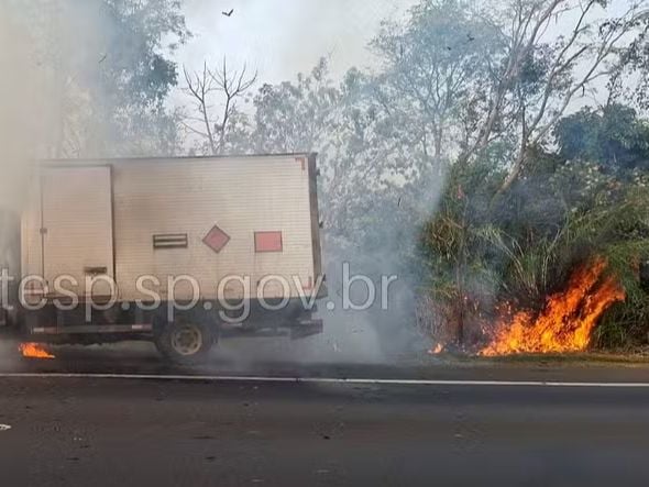 Imagem - Caminhão com 6 mil dinamites pega fogo em rodovia de São Paulo