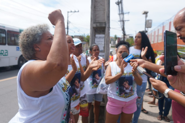 Amigos da família protestam por justiça durante audiência de denunciado