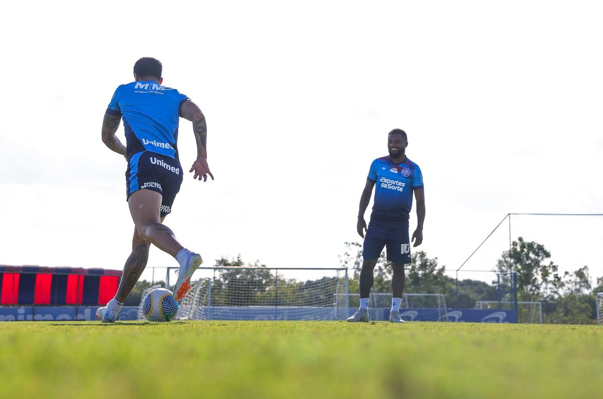 Cicinho em treino do Bahia 