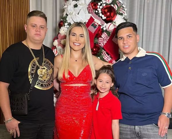 Deolane Bezerra e seus filhos