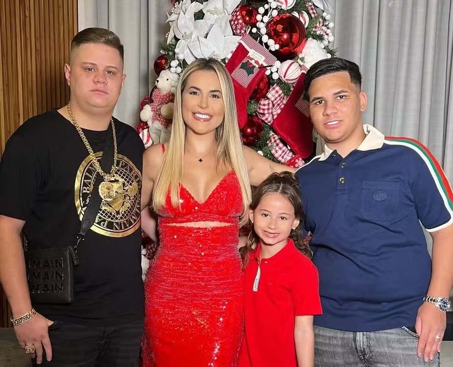 Deolane Bezerra e seus filhos por Reprodução I Redes Sociais
