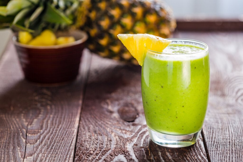 [Edicase]Suco de couve com abacaxi (Imagem: Ksenija Toyechkina | Shutterstock) por  