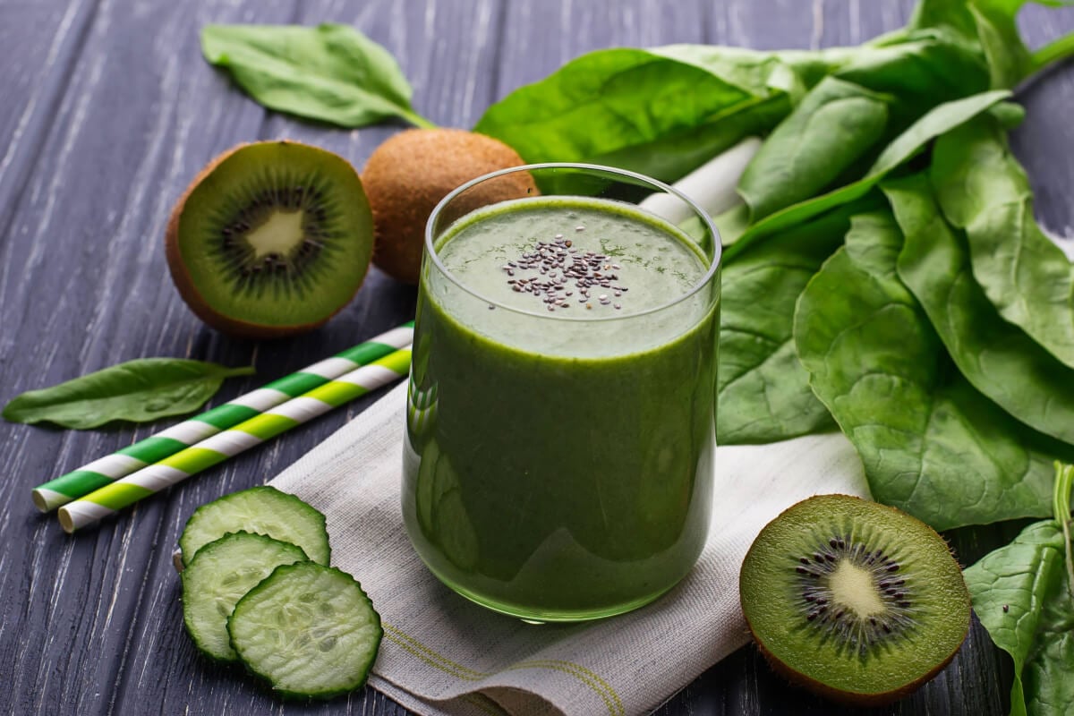 [Edicase]Suco de kiwi com espinafre (Imagem: Yulia Furman | Shutterstock) por  