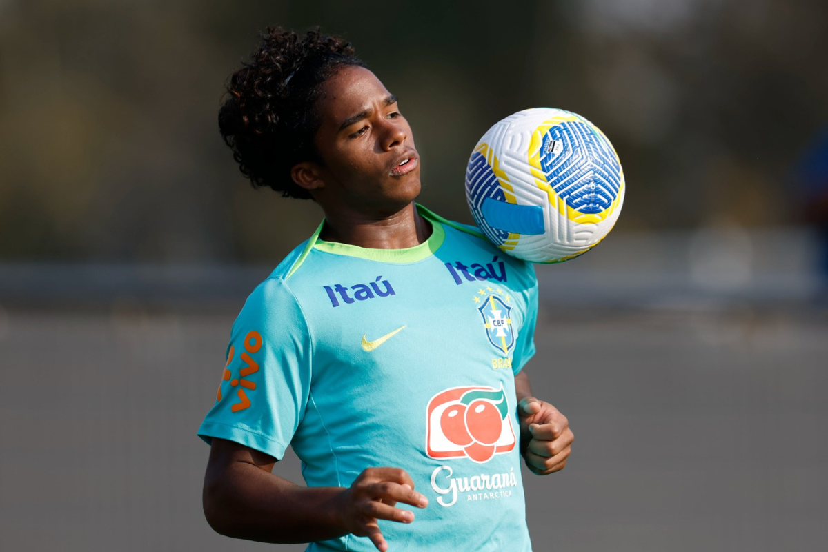 Endrick treinou entre os titulares e pode iniciar contra o Paraguai por Rafael Ribeiro/CBF