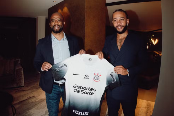 Memphis Depay posa com a camisa do Corinthians