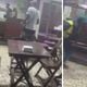 Imagem - Assaltante invade barraca de acarajé em Itapuã e é agredido por clientes