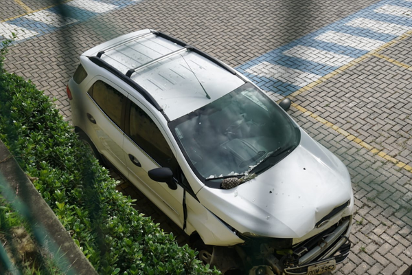 Carro invadiu mercado em Itapuã