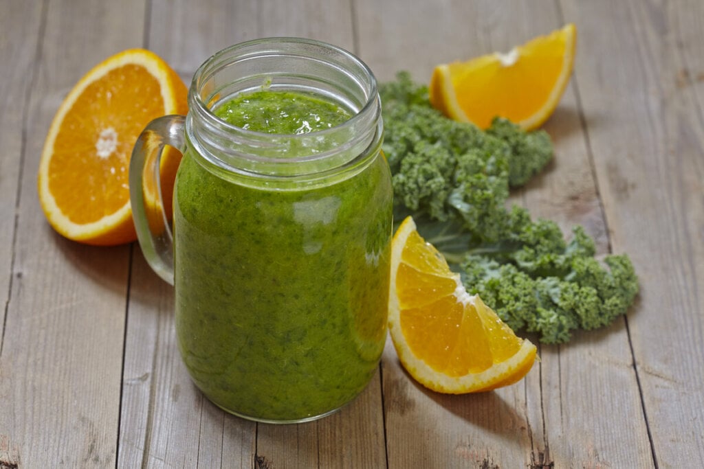 [Edicase]Suco de laranja com alface e limão (Imagem: Elena Shashkina | Shutterstock)  por  