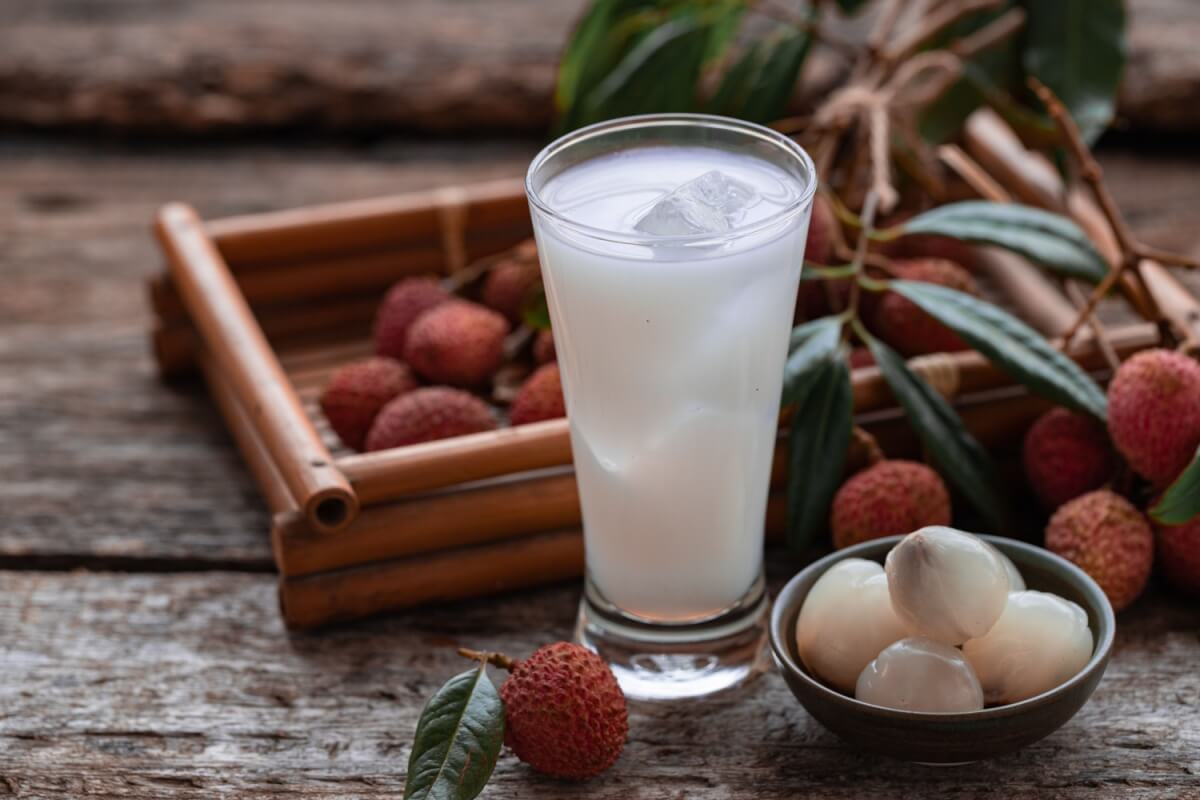 [Edicase]Suco de lichia com água de coco e gengibre (Imagem: veggie only | Shutterstock) por  