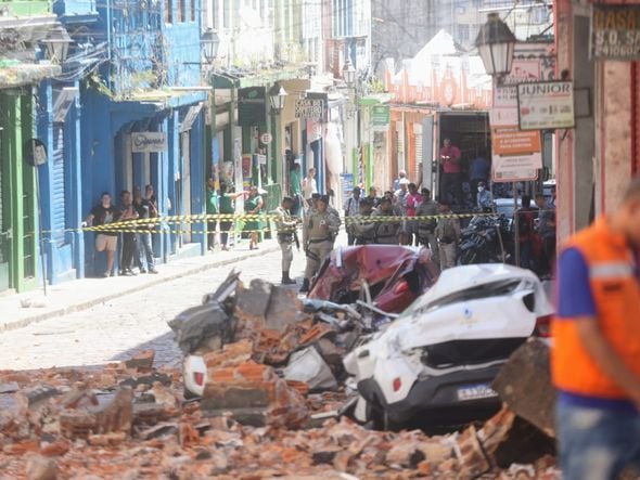 Imagem - Marquise desaba e destrói dois carros no Taboão