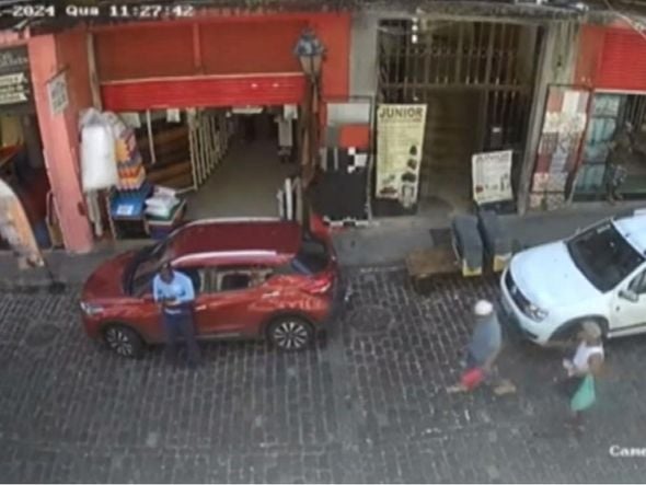 Imagem - Vídeo mostra momento que marquise de prédio caiu e atinge carros no Pelourinho