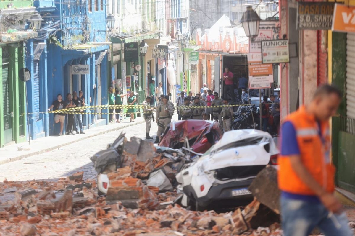 Carros ficaram destruídos