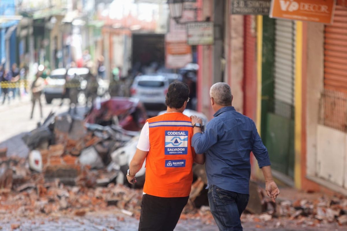 Carros foram atingidos por marquise por Marina Silva/CORREIO