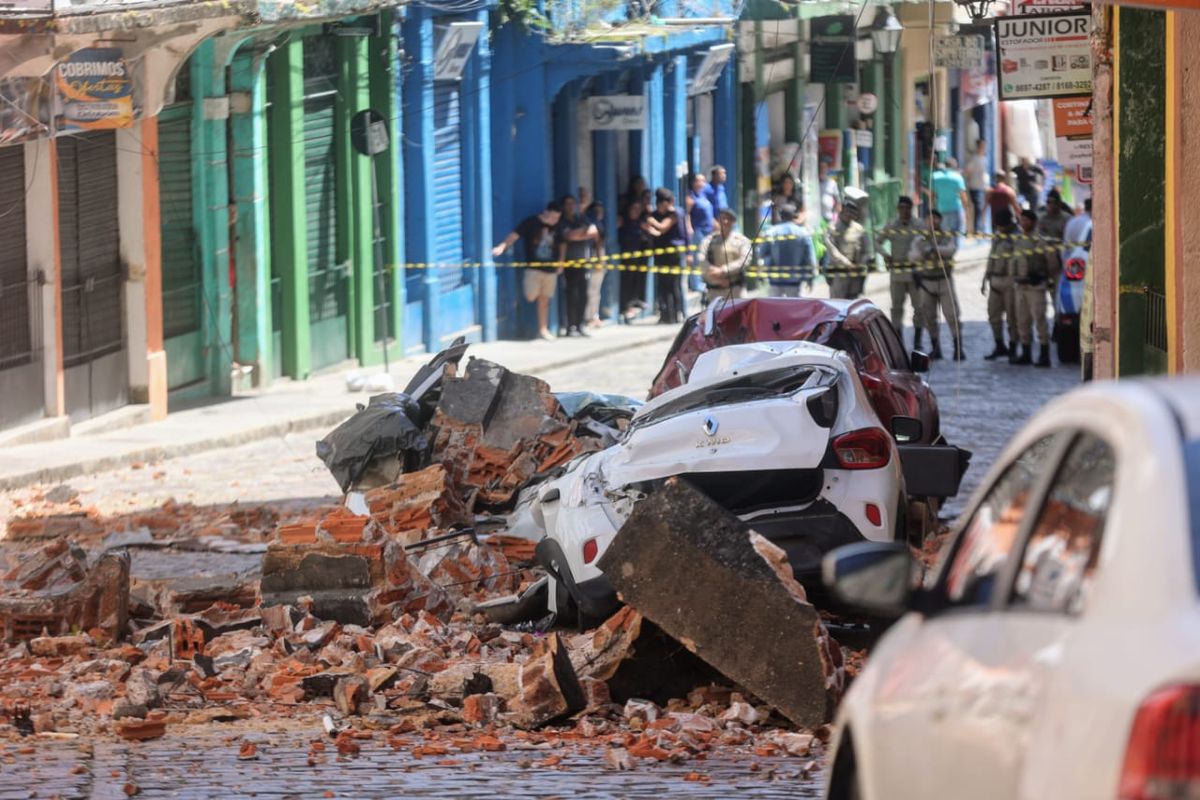 Carros foram atingidos por marquise por Marina Silva/CORREIO