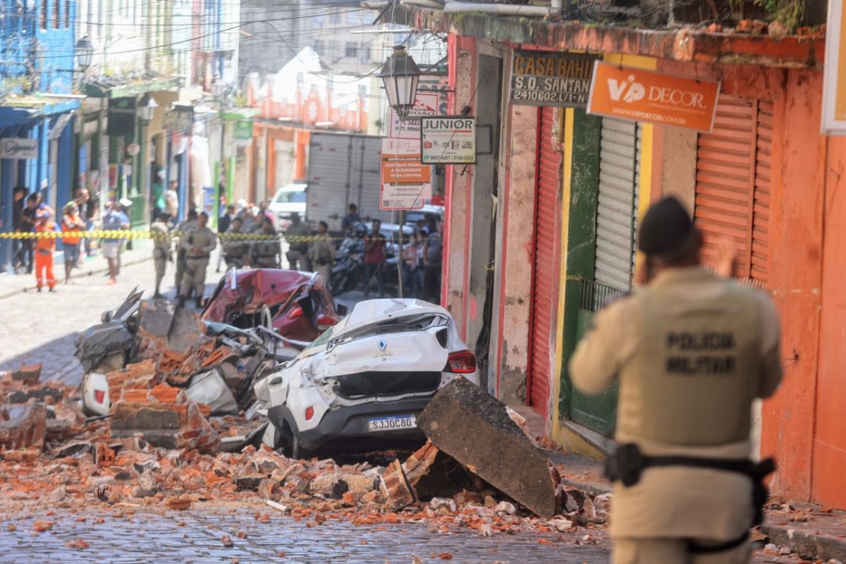 Carros foram atingidos por marquise por Marina Silva/CORREIO