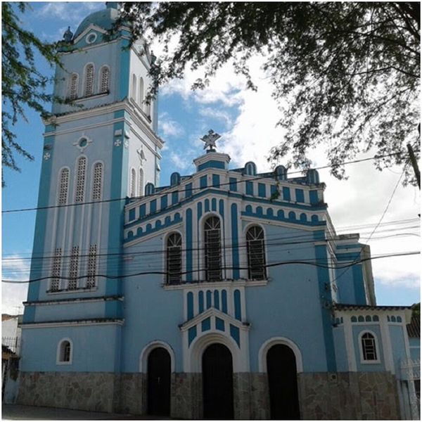 Desde 1963, quando foram descobertas as primeiras pedras preciosas na Serra da Caraíba, a cidade de Pindobaçu tem sido considerada a capital das esmeraldas.  